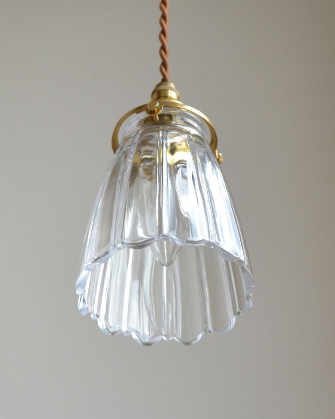 ペンダントライト 照明・ライティング フリルのラインまで輝くペンダントライト (コード・シャンデリア電球・ギャラリーA付き)。下から見上げるとこんな感じです。(pl-035d)
