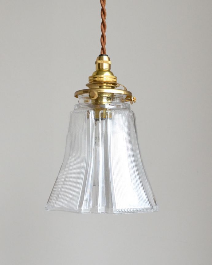 ペンダントライト　照明・ライティング　上品なストライプのラインのシェードペンダントライト （コード・シャンデリア電球・ギャラリーA付き）。人気のクリアガラスのシェード。(pl-036d)