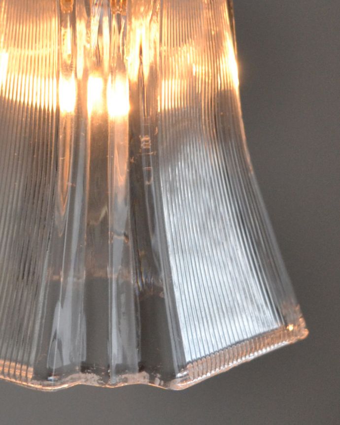 壁付けブラケット　照明・ライティング　ウォールブラケット（真鍮ゴールド色・電球なし）。シェードは、手作りのため多少、誤差があったり、気泡やキズ、汚れが入っている場合もあります。(wr-072-d)