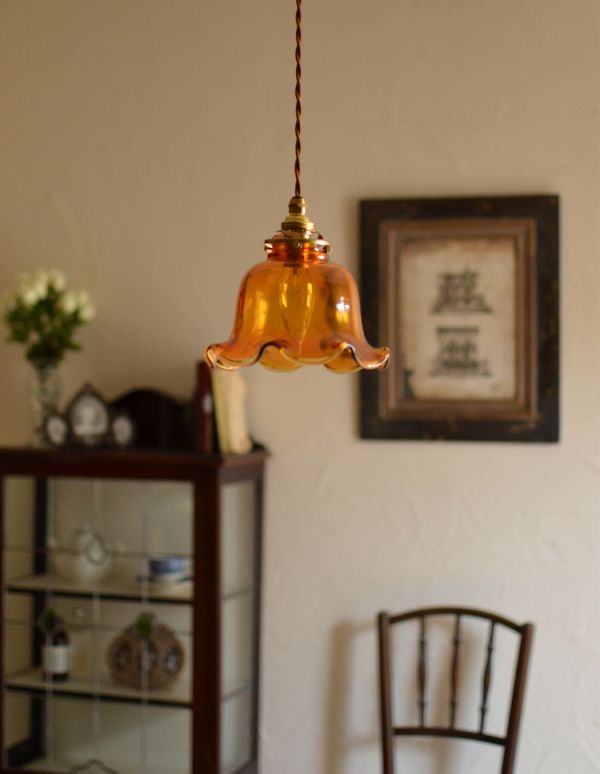 ペンダントライト　照明・ライティング　アンバー色のペンダントライト（コード・シャンデリア電球・ギャラリーA付き）。アンバー色のガラスシェードがお部屋を引き立たせます。(pl-041d)