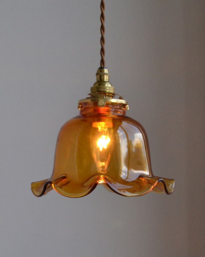 ペンダントライト　照明・ライティング　アンバー色のペンダントライト（コード・シャンデリア電球・ギャラリーA付き）。キッチンのカウンター部分や、リビングに。(pl-041d)