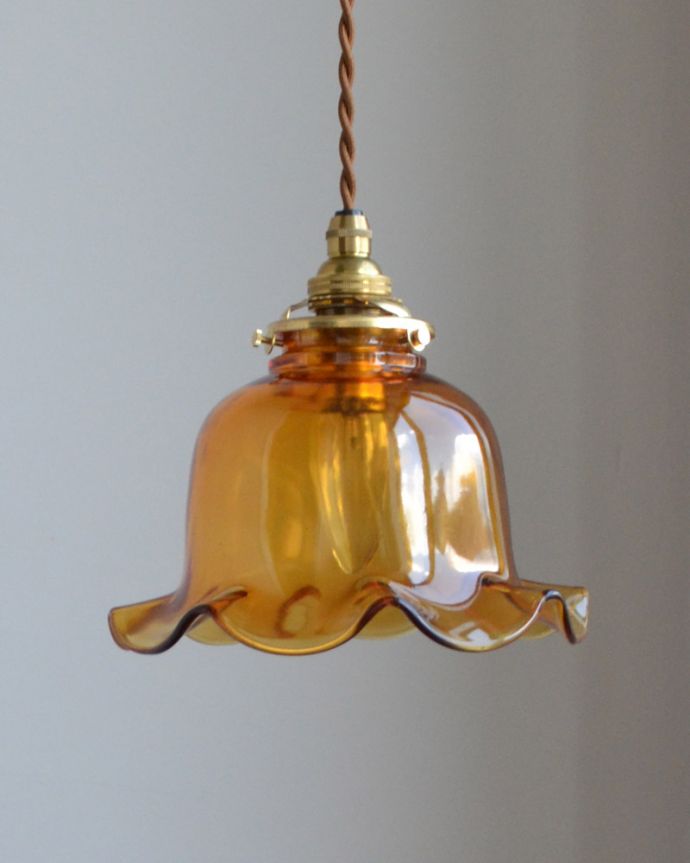 ペンダントライト　照明・ライティング　アンバー色のペンダントライト（コード・シャンデリア電球・ギャラリーA付き）。シェードは、手作りのため多少、誤差があったり、気泡やキズ、汚れが入っている場合もあります。(pl-041d)