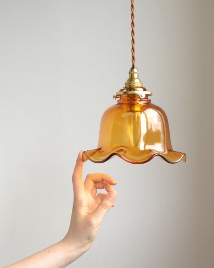 ペンダントライト　照明・ライティング　アンバー色のペンダントライト（コード・シャンデリア電球・ギャラリーA付き）。在庫数が足りない場合でも、お時間を頂ければご準備出来ますので、ご希望の方はご注文の際、備考欄にご希望の数を書いてください。(pl-041d)