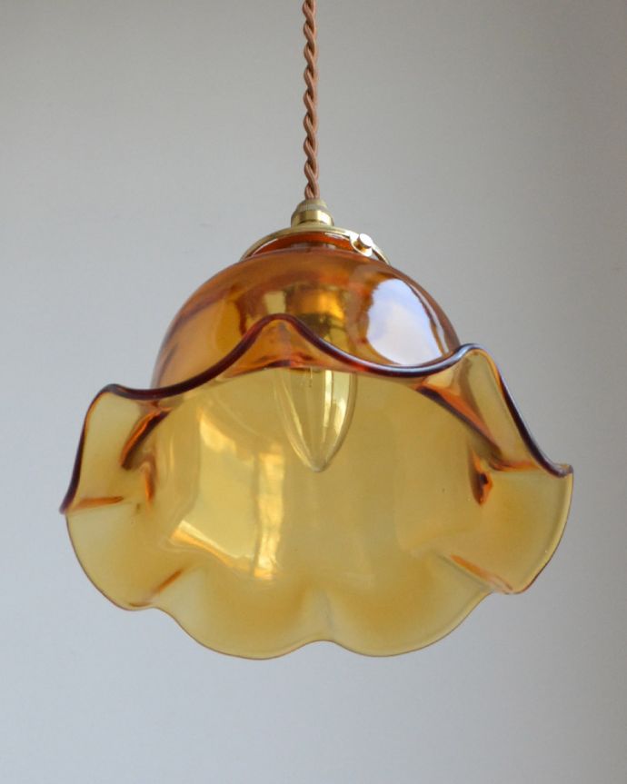 ペンダントライト　照明・ライティング　アンバー色のペンダントライト（コード・シャンデリア電球・ギャラリーA付き）。下から見上げるとこんな感じです。(pl-041d)