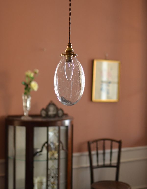 ペンダントライト　照明・ライティング　バブルガラスのペンダントライト（コード・シャンデリア球・ギャラリーA付き）。大きめのガラスなので１つだけでも存在感がありますよ。(pl-046a)