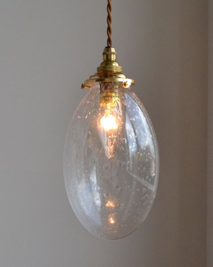 ペンダントライト　照明・ライティング　バブルガラスのペンダントライト（コード・シャンデリア球・ギャラリーA付き）。キッチンのカウンター部分や、リビングに。(pl-046a)
