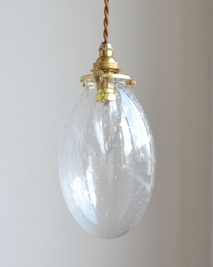 ペンダントライト　照明・ライティング　バブルガラスのペンダントライト（コード・シャンデリア球・ギャラリーA付き）。シェードは、手作りのため多少、誤差があったり、気泡やキズ、汚れが入っている場合もあります。(pl-046a)
