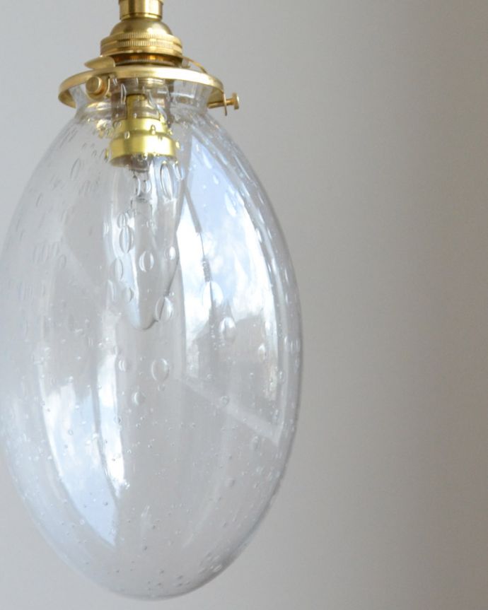 ペンダントライト　照明・ライティング　バブルガラスのペンダントライト（コード・シャンデリア球・ギャラリーA付き）。日中もお部屋の可愛いポイントになります。(pl-046a)