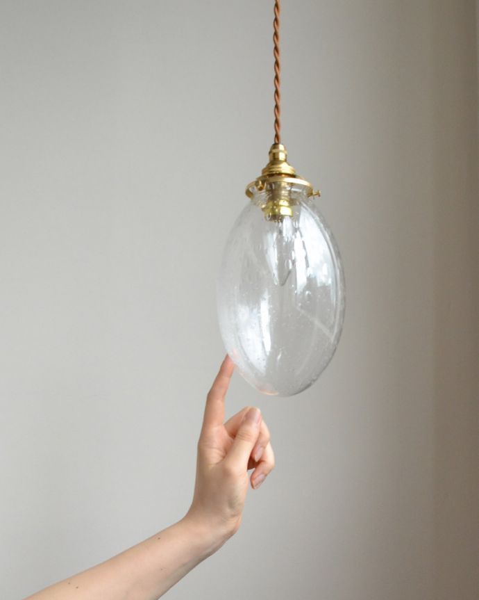 ペンダントライト　照明・ライティング　バブルガラスのペンダントライト（コード・シャンデリア球・ギャラリーA付き）。在庫数が足りない場合でも、お時間を頂ければご準備出来ますので、ご希望の方はご注文の際、備考欄にご希望の数を書いてください。(pl-046a)