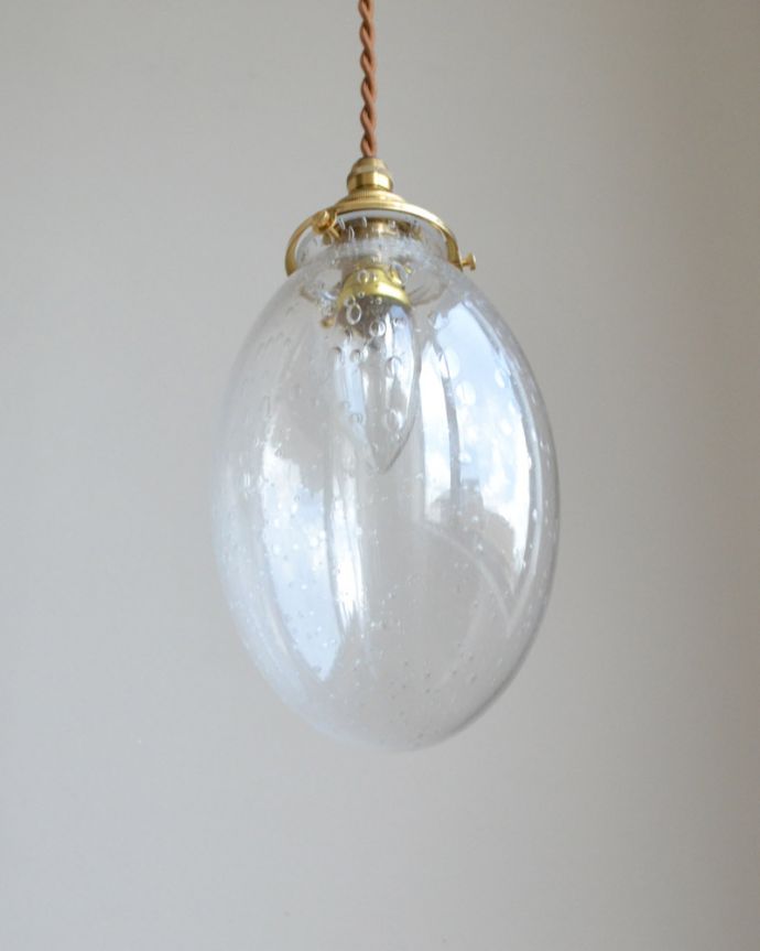 ペンダントライト　照明・ライティング　バブルガラスのペンダントライト（コード・シャンデリア球・ギャラリーA付き）。下から見上げるとこんな感じです。(pl-046a)