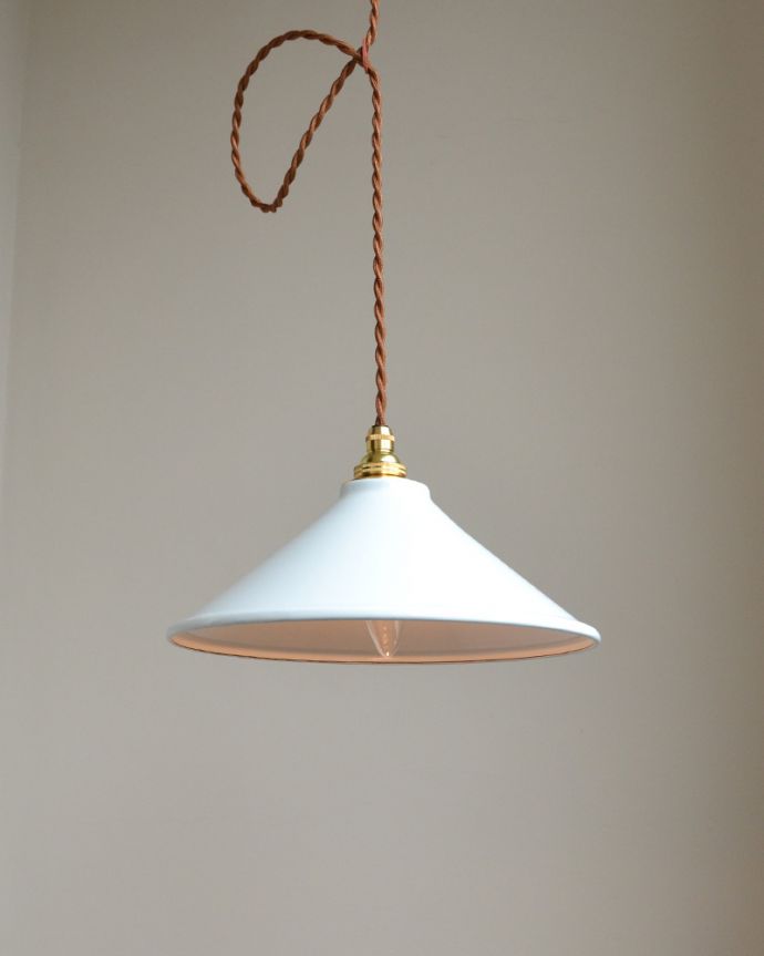 ペンダントライト　照明・ライティング　ホワイトの琺瑯製ペンダントライト（コードセット・電球なし・ゴールドリング２枚付き）。ホワイトのシェードがお部屋のアクセントになります。(pl-153)