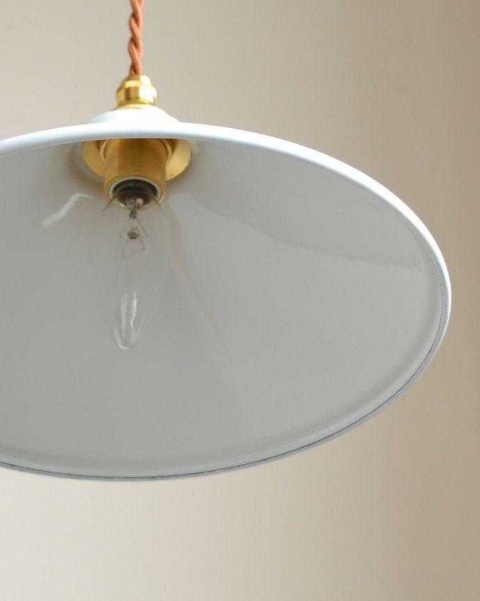 ペンダントライト　照明・ライティング　ホワイトの琺瑯製ペンダントライト（コードセット・電球なし・ゴールドリング２枚付き）。在庫数が足りない場合でも、お時間を頂ければご準備出来ますので、ご希望の方はご注文の際、備考欄にご希望の数を書いてください。(pl-153)