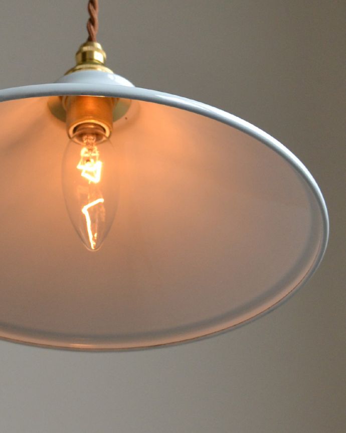 ペンダントライト　照明・ライティング　ホワイトの琺瑯製ペンダントライト（コードセット・電球なし・ゴールドリング２枚付き）。どこかレトロな雰囲気を感じさせるホウロウ製のペンダントシェード。(pl-153)