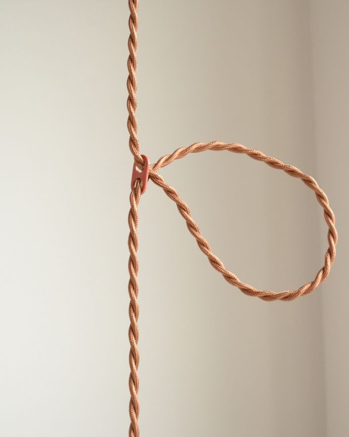 ペンダントライト　照明・ライティング　ホワイトの琺瑯製ペンダントライト（コードセット・電球なし・ゴールドリング２枚付き）。コード調整が出来る様にコードの途中に部品が付いています。(pl-153)