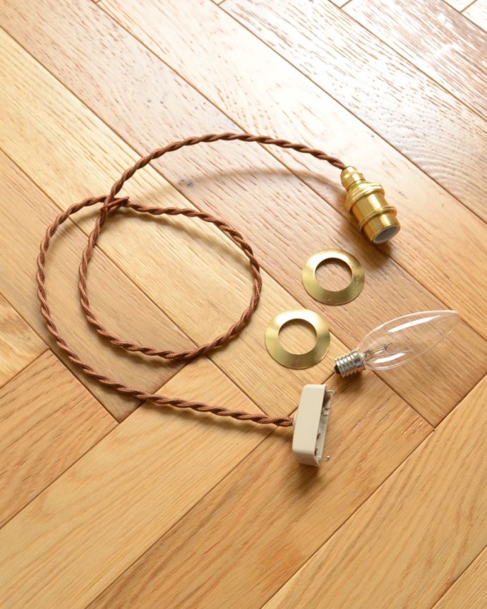 ペンダントライト　照明・ライティング　ホワイトの琺瑯製ペンダントライト（コードセット・電球なし・ゴールドリング２枚付き）。シェードとコードをセットでお届けします。(pl-153)