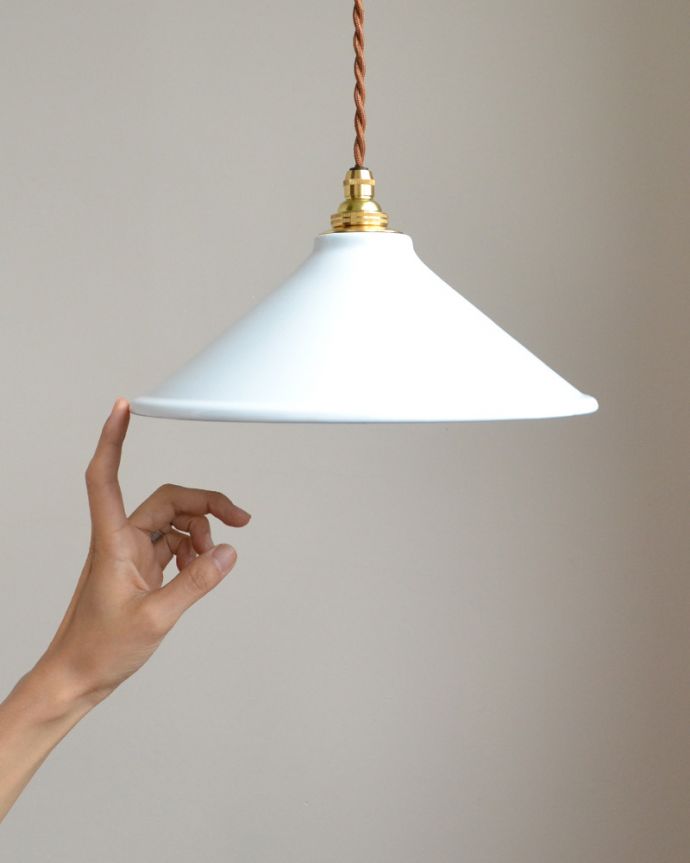 ペンダントライト　照明・ライティング　ホワイトの琺瑯製ペンダントライト（コードセット・電球なし・ゴールドリング２枚付き）。ホーローの優しい雰囲気に癒されるので、毎日、夜がくるのが楽しくなります。(pl-153)