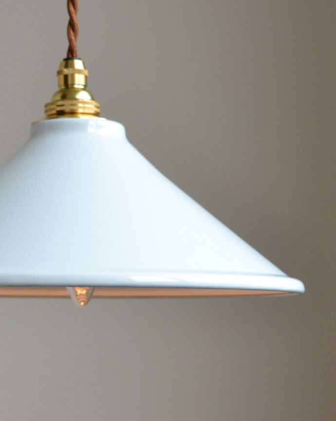 ペンダントライト　照明・ライティング　ホワイトの琺瑯製ペンダントライト（コードセット・電球なし・ゴールドリング２枚付き）。シェードは、手作りのため多少、誤差があったり、気泡やキズ、汚れが入っている場合もあります。(pl-153)