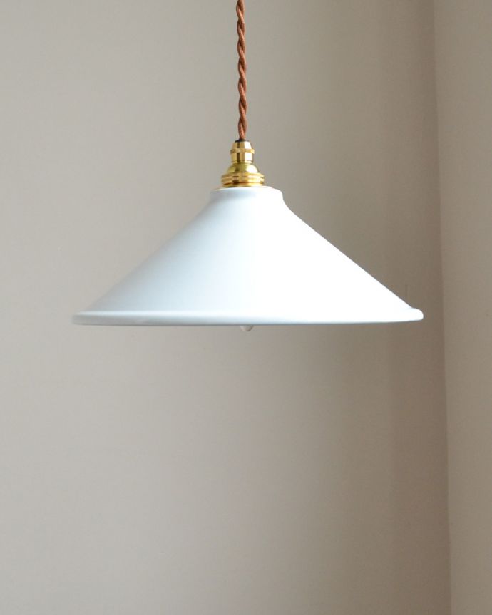 ペンダントライト　照明・ライティング　ホワイトの琺瑯製ペンダントライト（コードセット・電球なし・ゴールドリング２枚付き）。ホーローの優しい雰囲気に癒されるので、毎日、夜がくるのが楽しくなります。(pl-153)