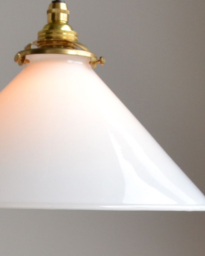 ペンダントライト　照明・ライティング　白くて爽やかなペンダントライト（コード・シャンデリア電球・ギャラリーA付き）。シェードは、手作りのため多少、誤差があったり、気泡やキズ、汚れが入っている場合もあります。(pl-057a)