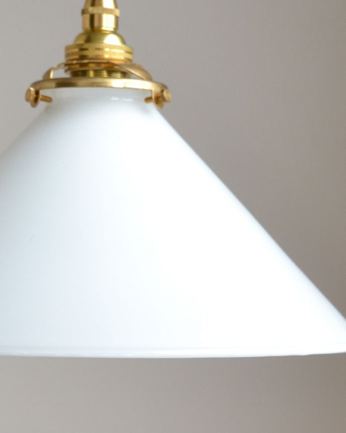 ペンダントライト　照明・ライティング　白くて爽やかなペンダントライト（コード・シャンデリア電球・ギャラリーA付き）。在庫数が足りない場合でも、お時間を頂ければご準備出来ますので、ご希望の方はご注文の際、備考欄にご希望の数を書いてください。(pl-057a)