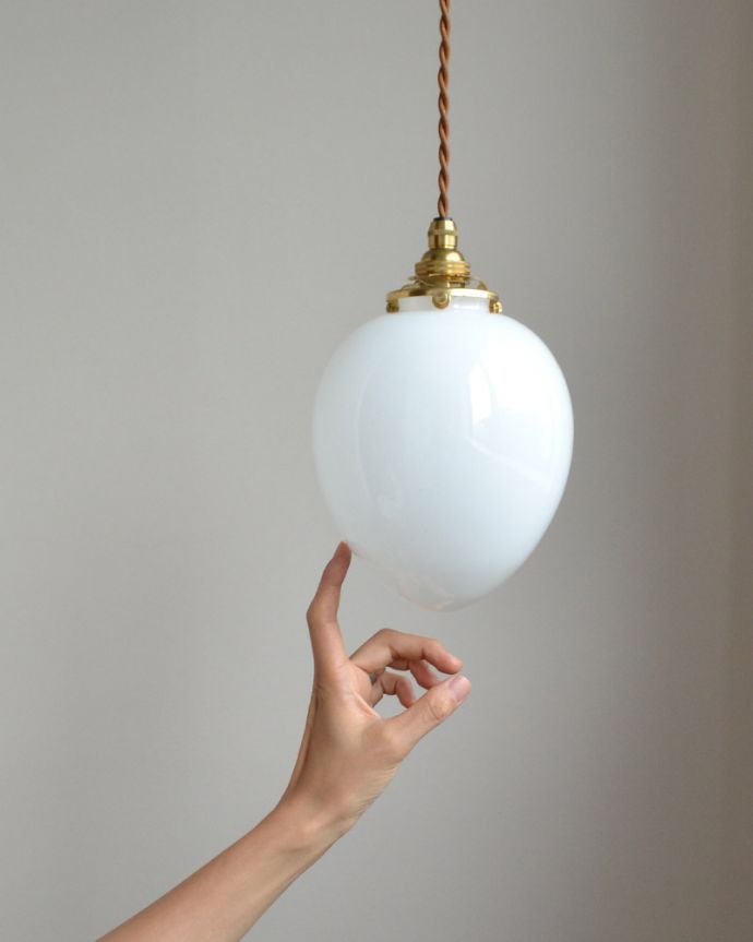 ペンダントライト　照明・ライティング　ミルクガラスボールのペンダントライト（コード・シャンデリア電球・ギャラリーA付き）。在庫数が足りない場合でも、お時間を頂ければご準備出来ますので、ご希望の方はご注文の際、備考欄にご希望の数を書いてください。(pl-058a)