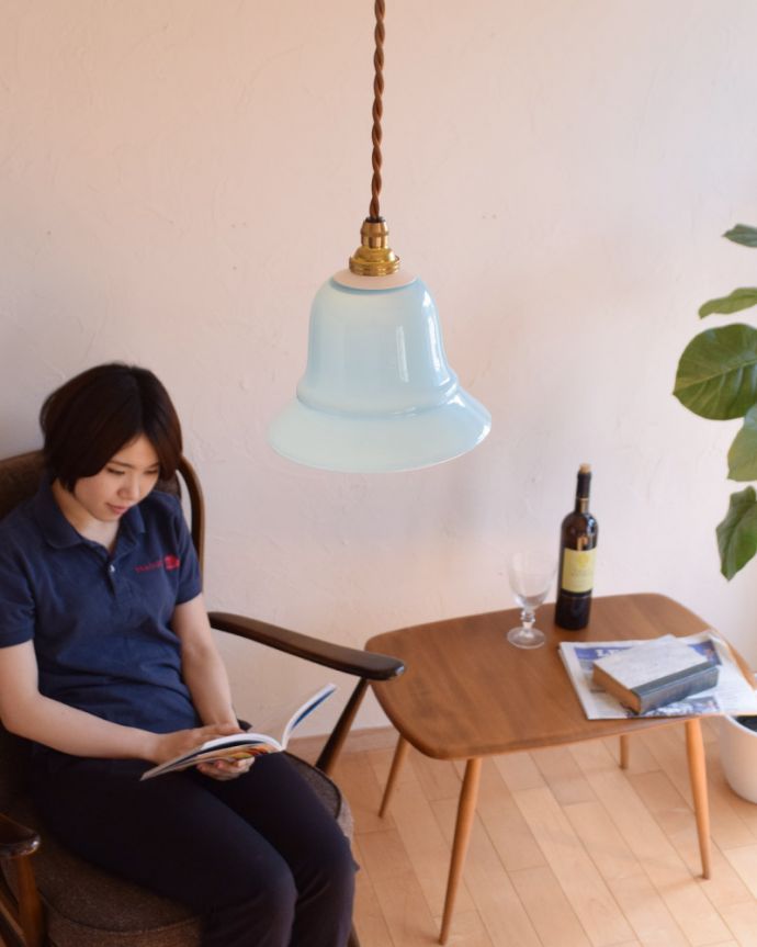 ペンダントライト　照明・ライティング　ミルクガラス（ブルー）のペンダントライト（コード・シャンデリア電球・白リング２枚付き） 。可愛いので昼間もオシャレなインテリアになります。(pl-060a)