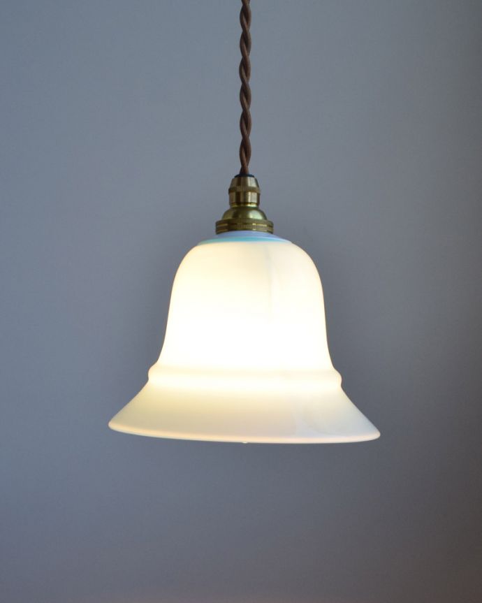 ペンダントライト　照明・ライティング　ミルクガラス（ブルー）のペンダントライト（コード・シャンデリア電球・白リング２枚付き） 。キッチンのカウンター部分や、リビングに。(pl-060a)