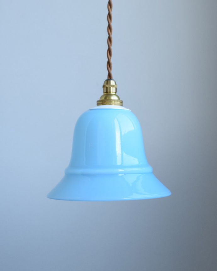 ペンダントライト　照明・ライティング　ミルクガラス（ブルー）のペンダントライト（コード・シャンデリア電球・白リング２枚付き） 。シェードは、手作りのため多少、誤差があったり、気泡やキズ、汚れが入っている場合もあります。(pl-060a)
