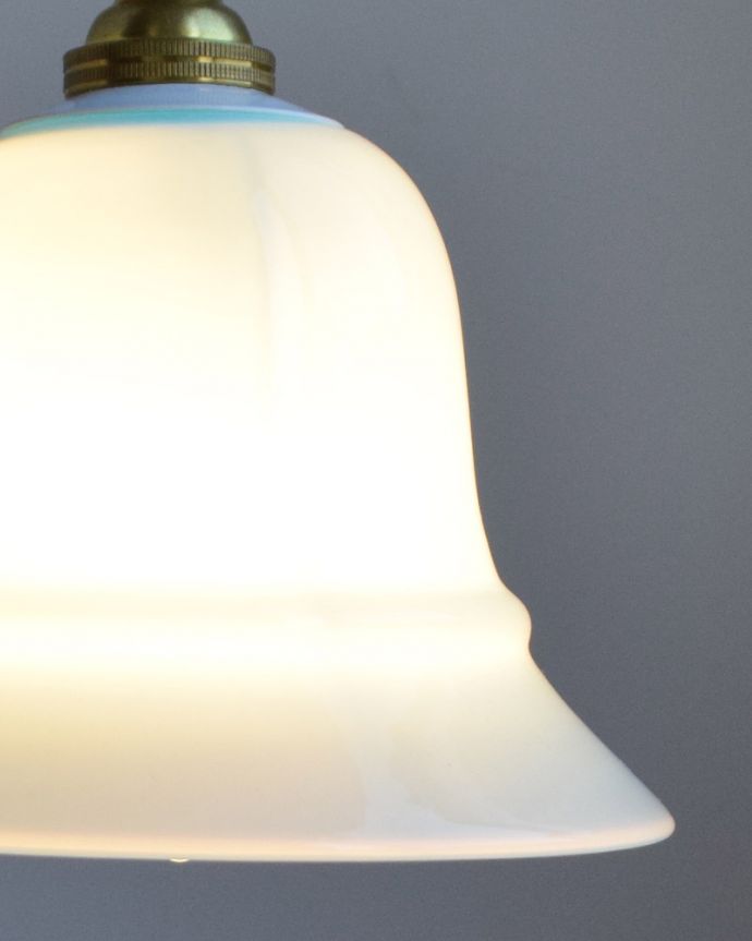 ペンダントライト　照明・ライティング　ミルクガラス（ブルー）のペンダントライト（コード・シャンデリア電球・白リング２枚付き） 。シェードから漏れる光に癒されます。(pl-060a)