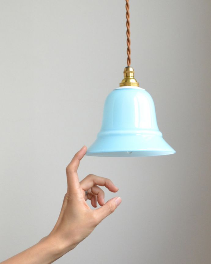 ペンダントライト　照明・ライティング　ミルクガラス（ブルー）のペンダントライト（コード・シャンデリア電球・白リング２枚付き） 。在庫数が足りない場合でも、お時間を頂ければご準備出来ますので、ご希望の方はご注文の際、備考欄にご希望の数を書いてください。(pl-060a)