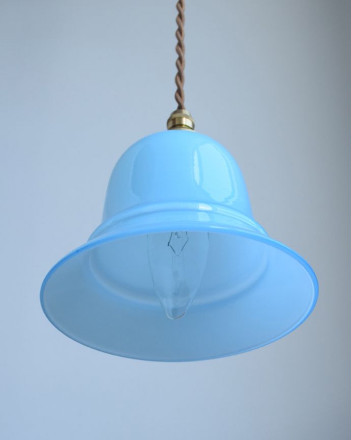 ペンダントライト　照明・ライティング　ミルクガラス（ブルー）のペンダントライト（コード・シャンデリア電球・白リング２枚付き） 。下から見上げるとこんな感じです。(pl-060a)