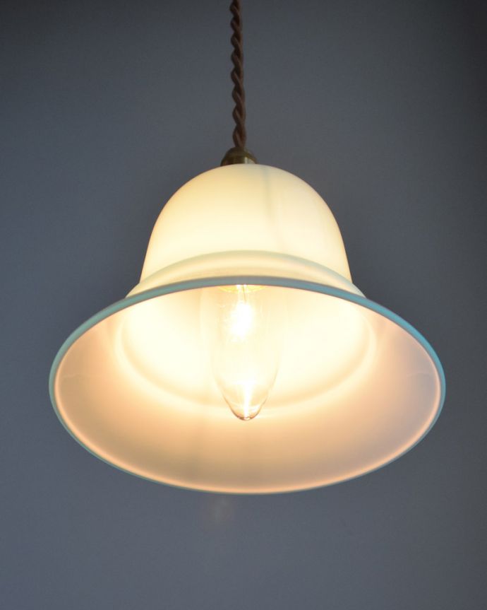 ペンダントライト　照明・ライティング　ミルクガラス（ブルー）のペンダントライト（コード・シャンデリア電球・白リング２枚付き） 。優しく、やわらかい灯りが、雰囲気のいいお部屋にしてくれます。(pl-060a)