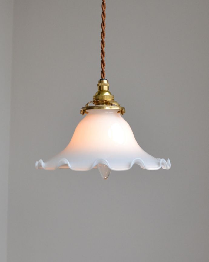 ペンダントライト　照明・ライティング　ミルクガラスのフリルシェード　ペンダントライト（コード・シャンデリア電球・ギャラリーA付き）。あたたかい光がお部屋を包み込みます。(pl-061a)