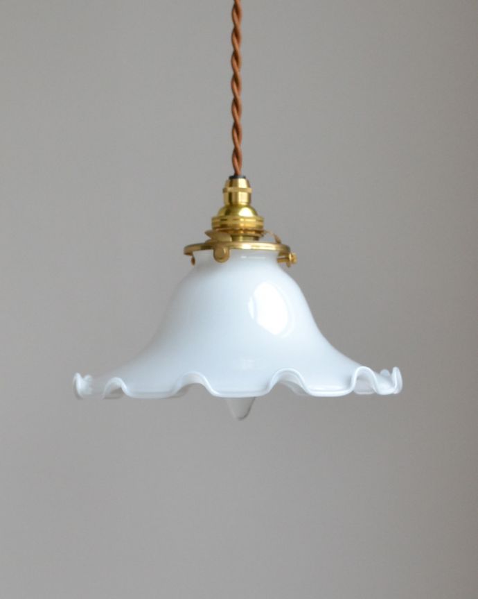 ペンダントライト　照明・ライティング　ミルクガラスのフリルシェード　ペンダントライト（コード・シャンデリア電球・ギャラリーA付き）。可愛いので昼間もオシャレなインテリアになります。(pl-061a)