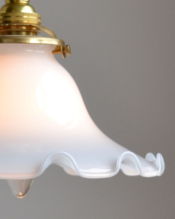 ペンダントライト　照明・ライティング　ミルクガラスのフリルシェード　ペンダントライト（コード・シャンデリア電球・ギャラリーA付き）。シェードは、手作りのため多少、誤差があったり、気泡やキズ、汚れが入っている場合もあります。(pl-061a)