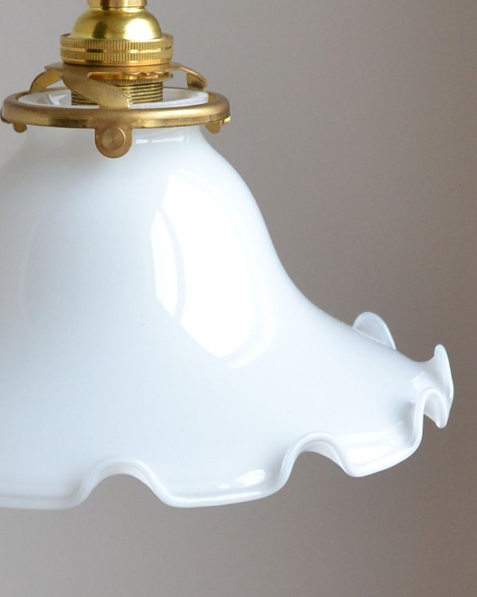 ペンダントライト　照明・ライティング　ミルクガラスのフリルシェード　ペンダントライト（コード・シャンデリア電球・ギャラリーA付き）。在庫数が足りない場合でも、お時間を頂ければご準備出来ますので、ご希望の方はご注文の際、備考欄にご希望の数を書いてください。(pl-061a)