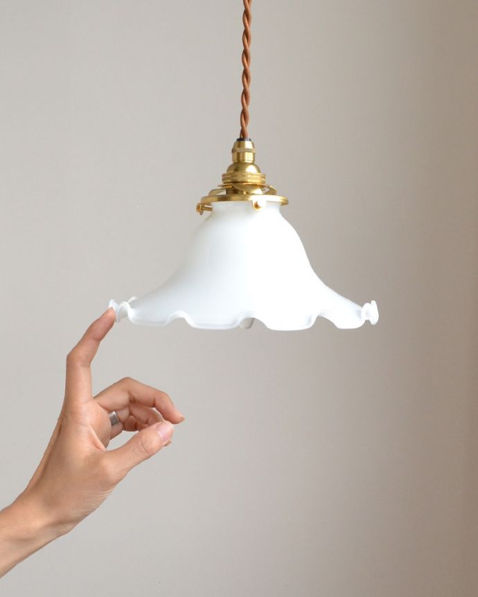 ペンダントライト　照明・ライティング　ミルクガラスのフリルシェード　ペンダントライト（コード・シャンデリア電球・ギャラリーA付き）。キッチンカウンターやダイニングテーブルの上に２つ並べたり、トイレや玄関などの狭い空間には１つ下げてると素敵です。(pl-061a)