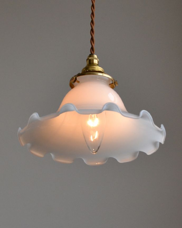 ペンダントライト　照明・ライティング　ミルクガラスのフリルシェード　ペンダントライト（コード・シャンデリア電球・ギャラリーA付き）。下から見上げるとこんな感じです。(pl-061a)