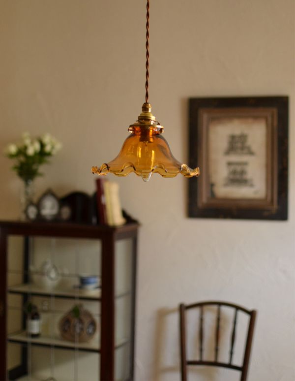 ペンダントライト 照明・ライティング アンバーカラーのペンダントライト(コード・シャンデリア電球・ギャラリーA付き)。可愛いので昼間もオシャレなインテリアになります。(pl-062a)