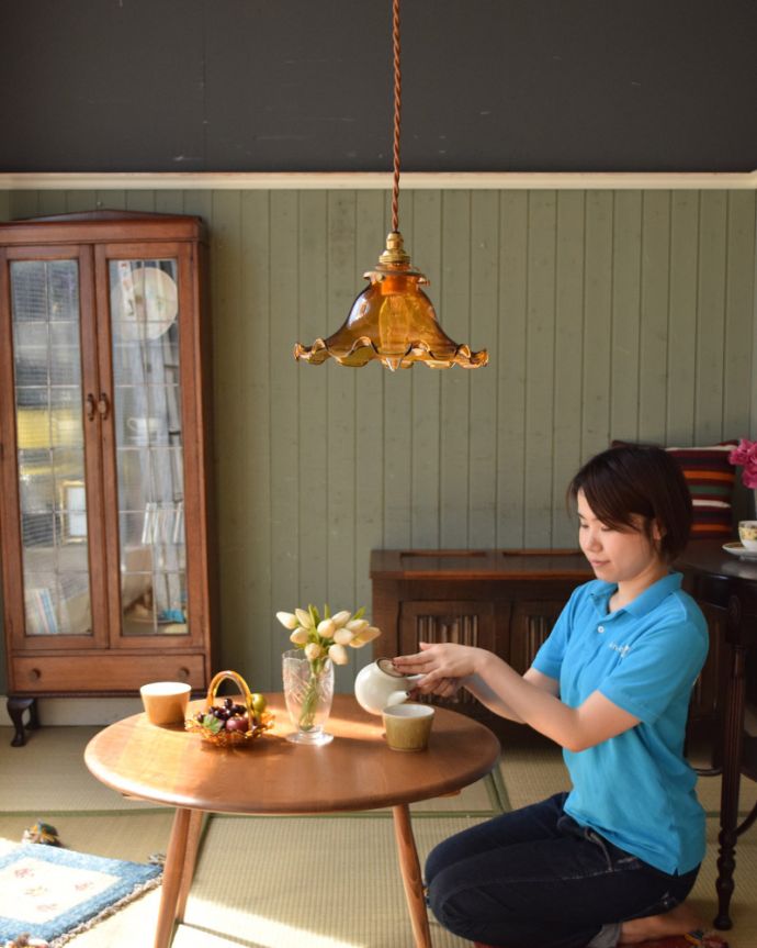 ペンダントライト 照明・ライティング アンバーカラーのペンダントライト(コード・シャンデリア電球・ギャラリーA付き)。裾のフリルがとっても可愛らしいです。(pl-062a)