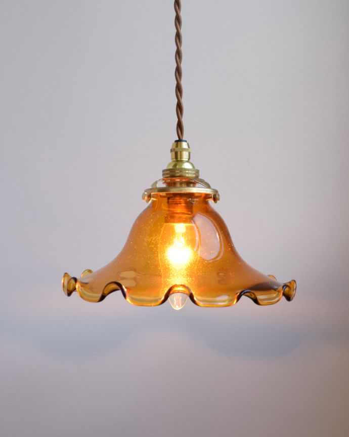ペンダントライト 照明・ライティング アンバーカラーのペンダントライト(コード・シャンデリア電球・ギャラリーA付き)。キッチンのカウンター部分や、リビングに。(pl-062a)