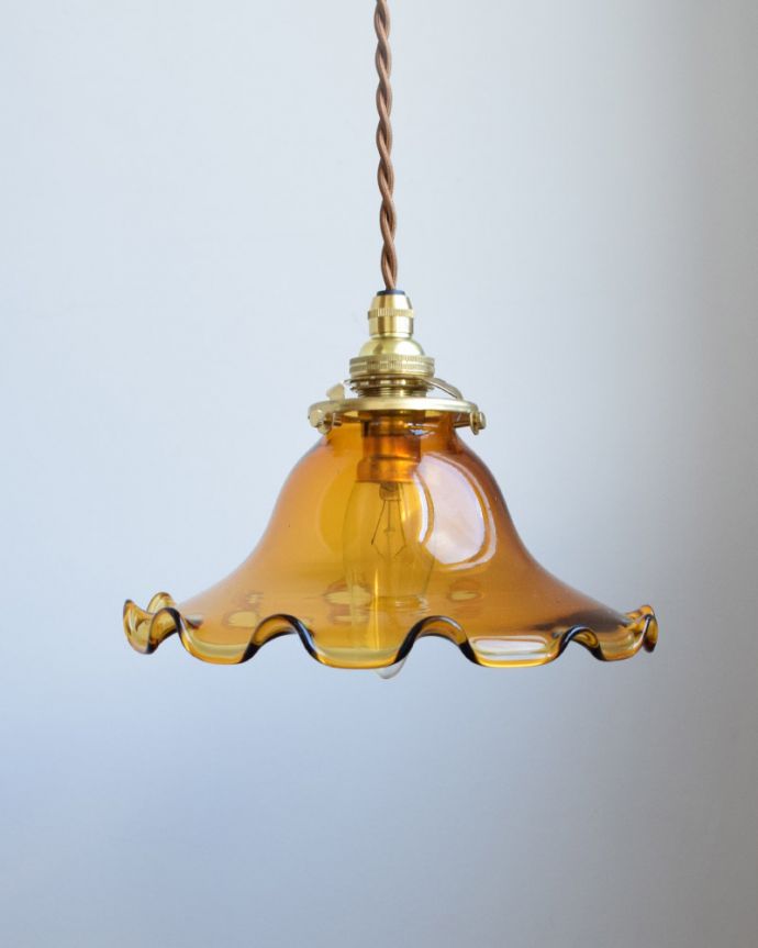 ペンダントライト 照明・ライティング アンバーカラーのペンダントライト(コード・シャンデリア電球・ギャラリーA付き)。シェードは、手作りのため多少、誤差があったり、気泡やキズ、汚れが入っている場合もあります。(pl-062a)