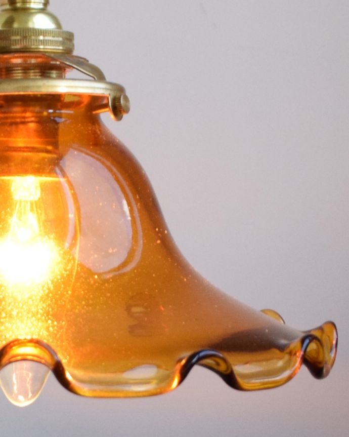 ペンダントライト 照明・ライティング アンバーカラーのペンダントライト(コード・シャンデリア電球・ギャラリーA付き)。シェードから漏れる光に癒されます。(pl-062a)