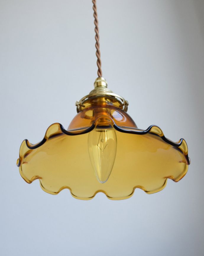 ペンダントライト 照明・ライティング アンバーカラーのペンダントライト(コード・シャンデリア電球・ギャラリーA付き)。下から見上げるとこんな感じです。(pl-062a)