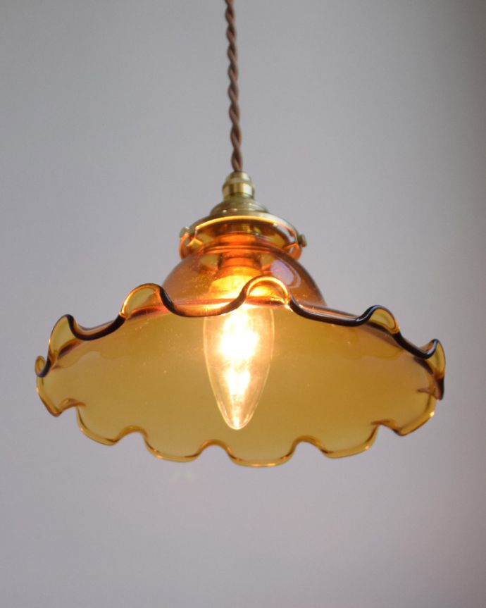 ペンダントライト 照明・ライティング アンバーカラーのペンダントライト(コード・シャンデリア電球・ギャラリーA付き)。優しく、やわらかい灯りが、雰囲気のいいお部屋にしてくれます。(pl-062a)