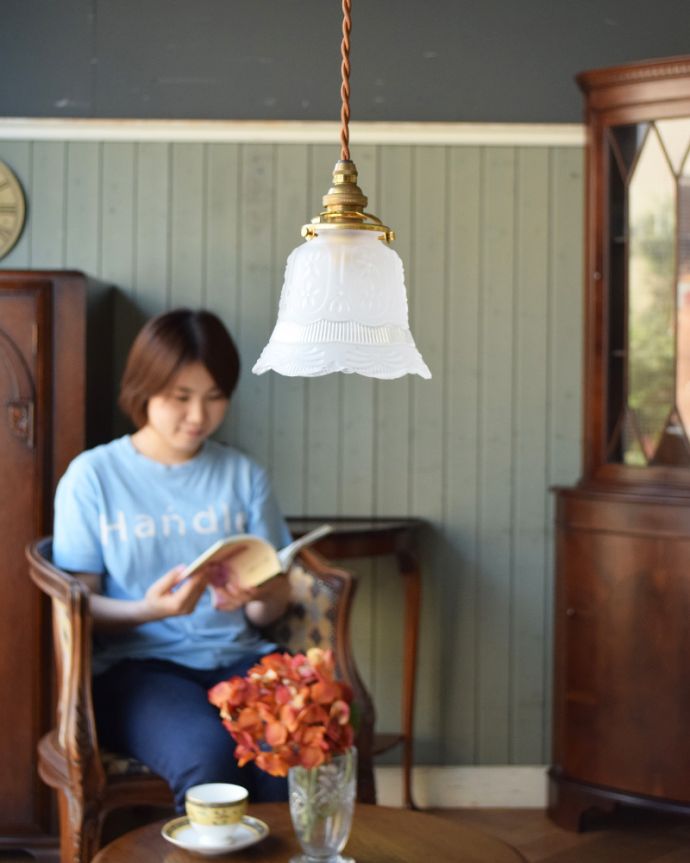 ペンダントライト　照明・ライティング　お花が上品にデザインされたペンダントライト（コード・シャンデリア電球・ギャラリーA付き）。小ぶりなシェードは、いくつ下げてもバランスがとりやすくて、おシャレ。(pl-065)