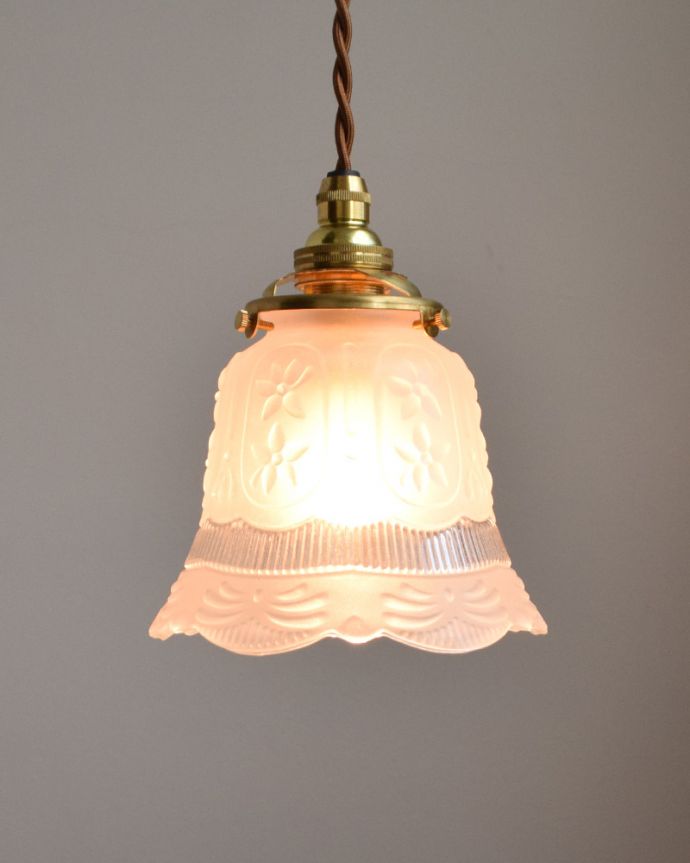 ペンダントライト　照明・ライティング　お花が上品にデザインされたペンダントライト（コード・シャンデリア電球・ギャラリーA付き）。キッチンのカウンター部分や、リビングに。(pl-065)