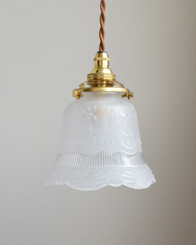 ペンダントライト　照明・ライティング　お花が上品にデザインされたペンダントライト（コード・シャンデリア電球・ギャラリーA付き）。シェードは、手作りのため多少、誤差があったり、気泡やキズ、汚れが入っている場合もあります。(pl-065)