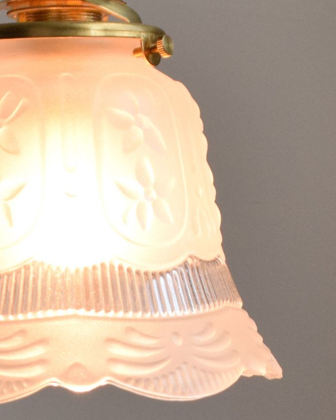 ペンダントライト　照明・ライティング　お花が上品にデザインされたペンダントライト（コード・シャンデリア電球・ギャラリーA付き）。シェードから漏れる光に癒されます。(pl-065)