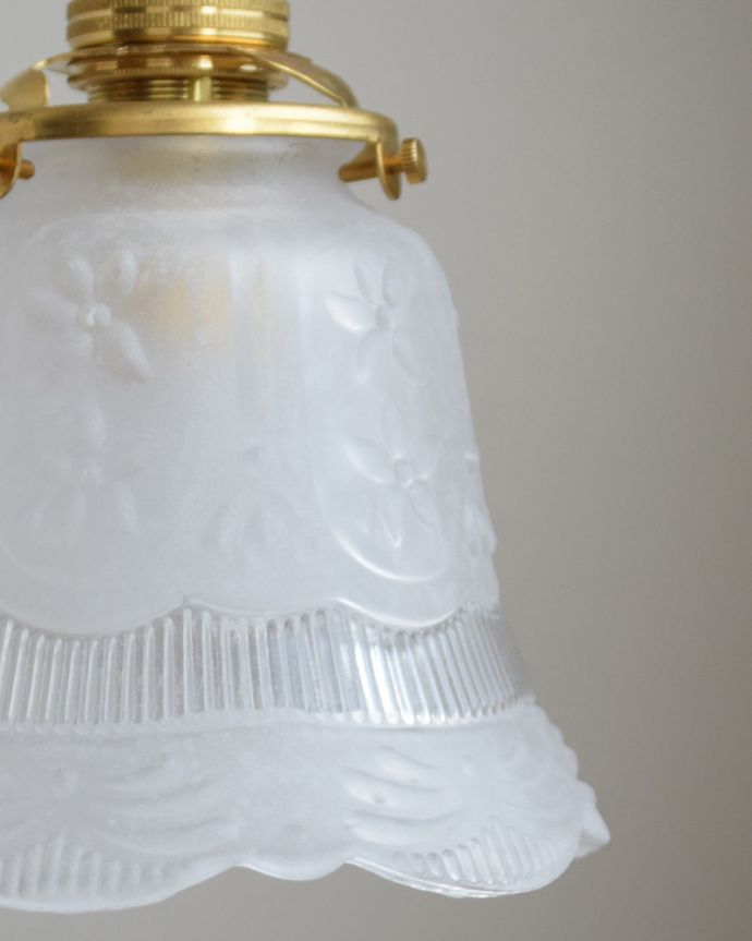 ペンダントライト　照明・ライティング　お花が上品にデザインされたペンダントライト（コード・シャンデリア電球・ギャラリーA付き）。日中もお部屋の可愛いポイントになります。(pl-065)